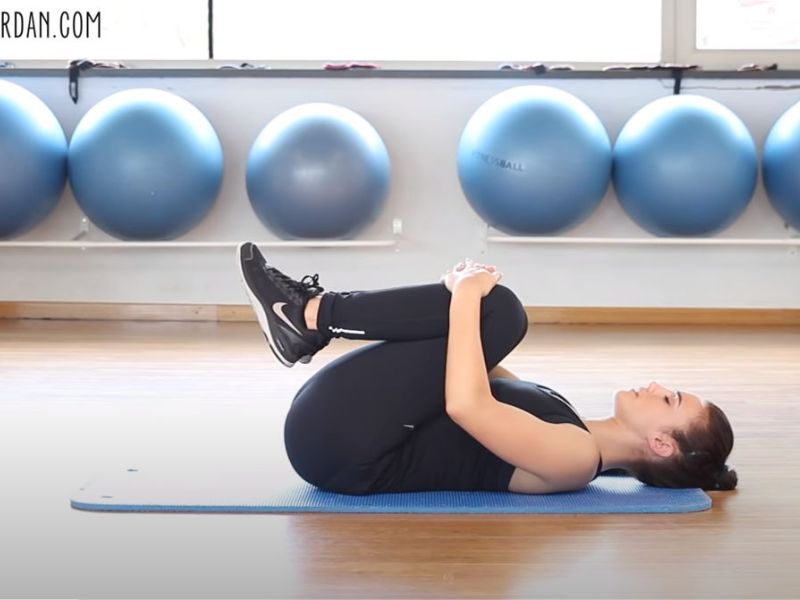 Estiramientos de espalda, glúteos e isquiotibiales