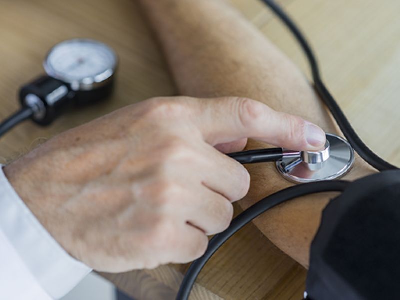Mantener una dieta baja en sal reduce la presión arterial sistólica.