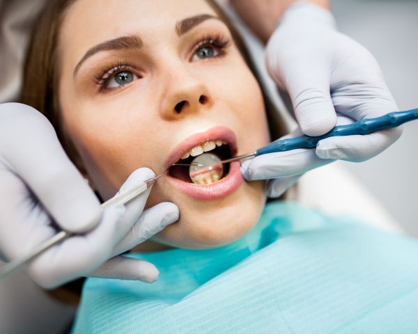 Compuestos dentales bioactivos y agentes adhesivos con características remineralizantes y antibacteriales